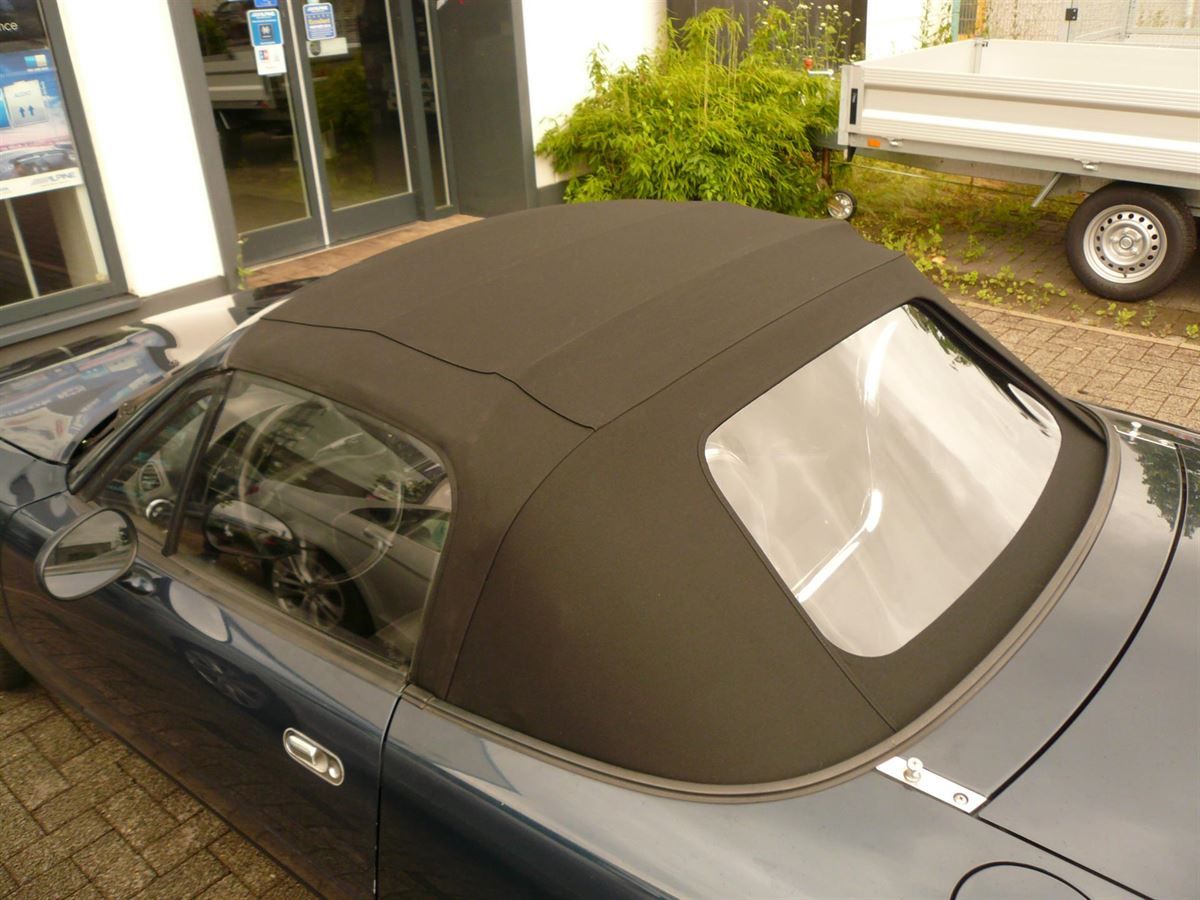 Mazda MX5, Verdeckbezug in Sonnenland Stoff schwarz mit Glas Heckscheibe geliefert und montiert.