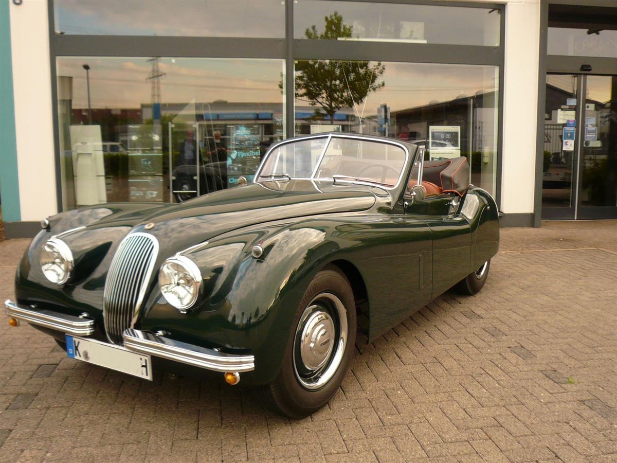 Persenning fürs Verdeck in Leder mit Keder neu angefertigt und montiert.