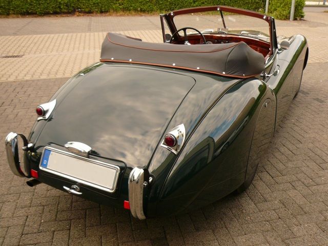 Persenning fürs Verdeck in Leder mit Keder neu angefertigt und montiert.