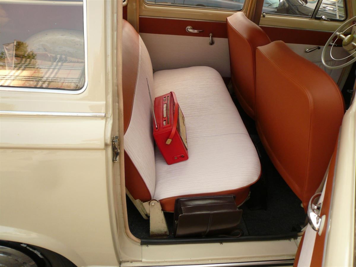 Peugeot 403, komplette Innenausstattung Kunstler/Stoff neu angefertigt und montiert.