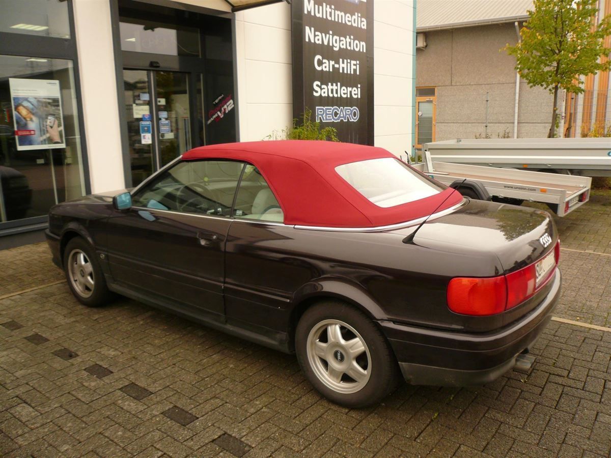 Audi 80, Verdeckbezug Sonnenland Stoff rot geliefert und montiert.