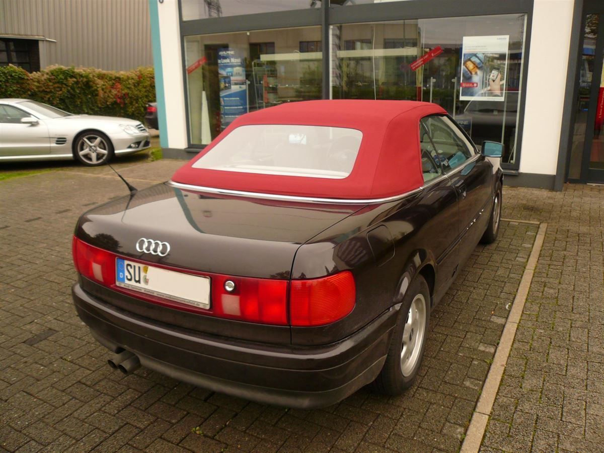 Audi 80, Verdeckbezug Sonnenland Stoff rot geliefert und montiert.