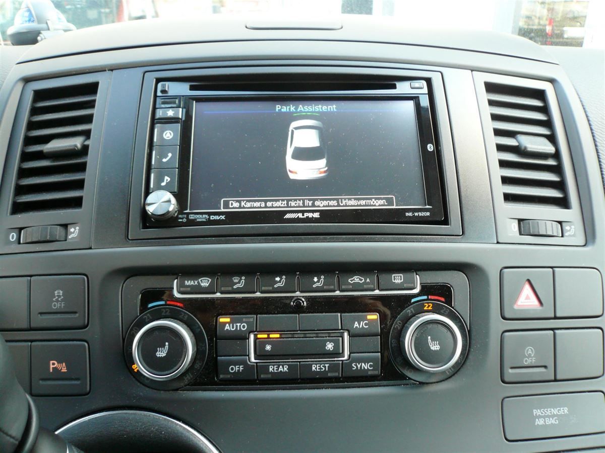 Alpine INE-W925R Navigation nachgerüstet. CanBus Interface Modul zur Darstellung der Klima und PDC auf dem Alpine Gerät. Radio Sender und Navinfos werden auf das Tachodisplay übertragen.
