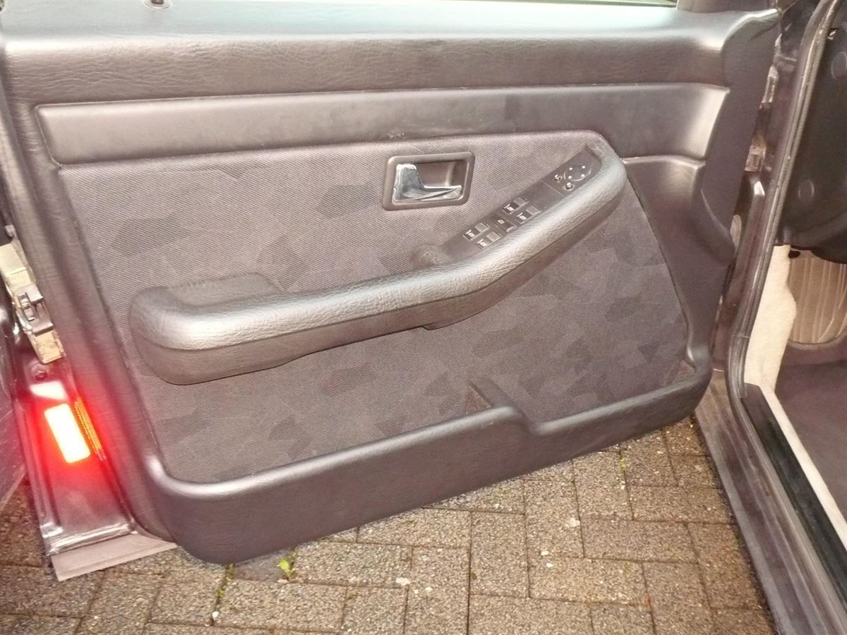 Audi 100 Innenausstattung, Türverkleidungen und Himmel in Recaro Stoff Artista/Nardo schwarz neu angefertigt und montiert.