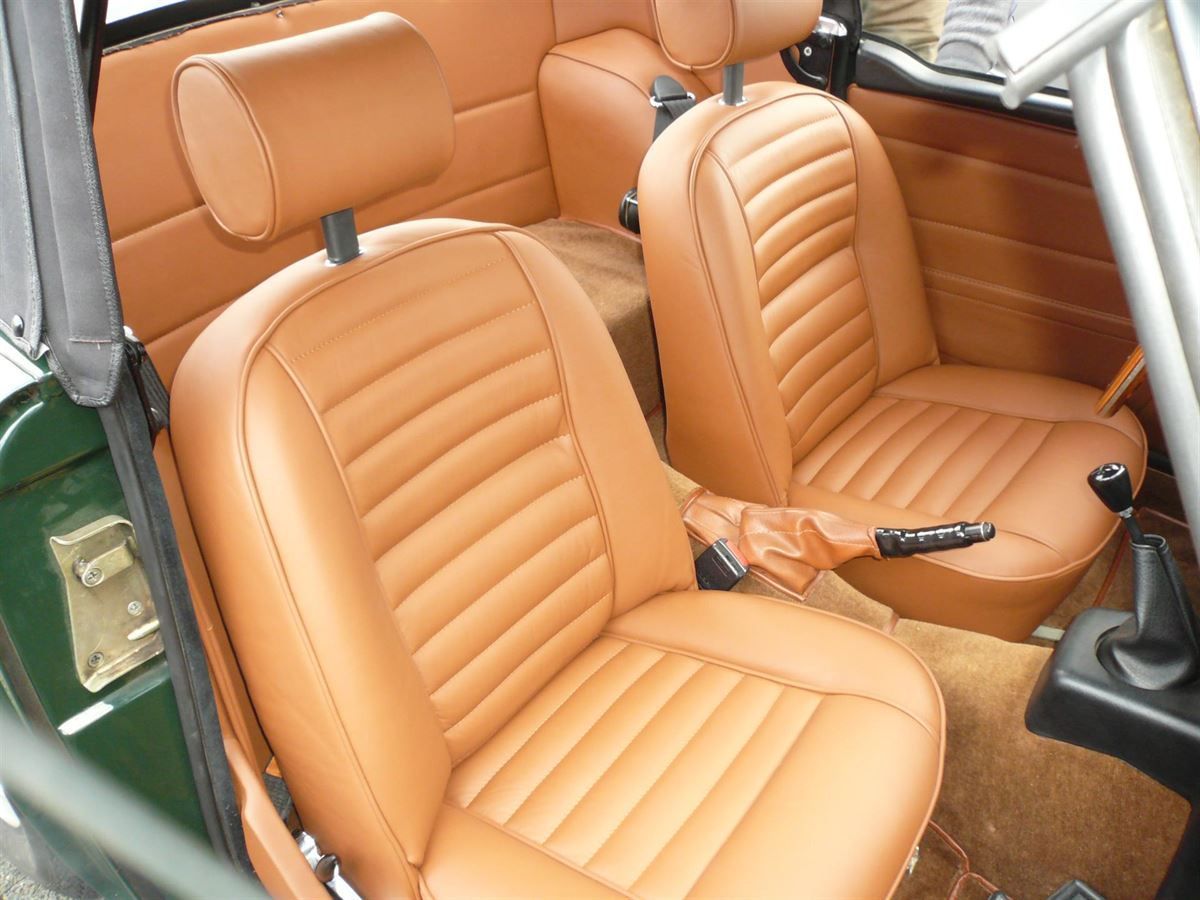 Triumpf  TR6, komplette Innenausstattung und Türverkleidungen in Leder neu angefertigt und montiert.