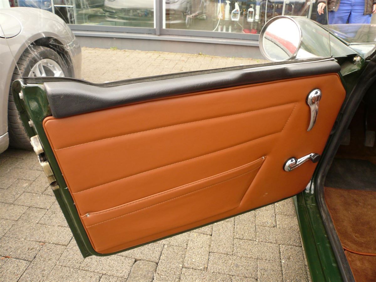 Triumpf  TR6, komplette Innenausstattung und Türverkleidungen in Leder neu angefertigt und montiert.