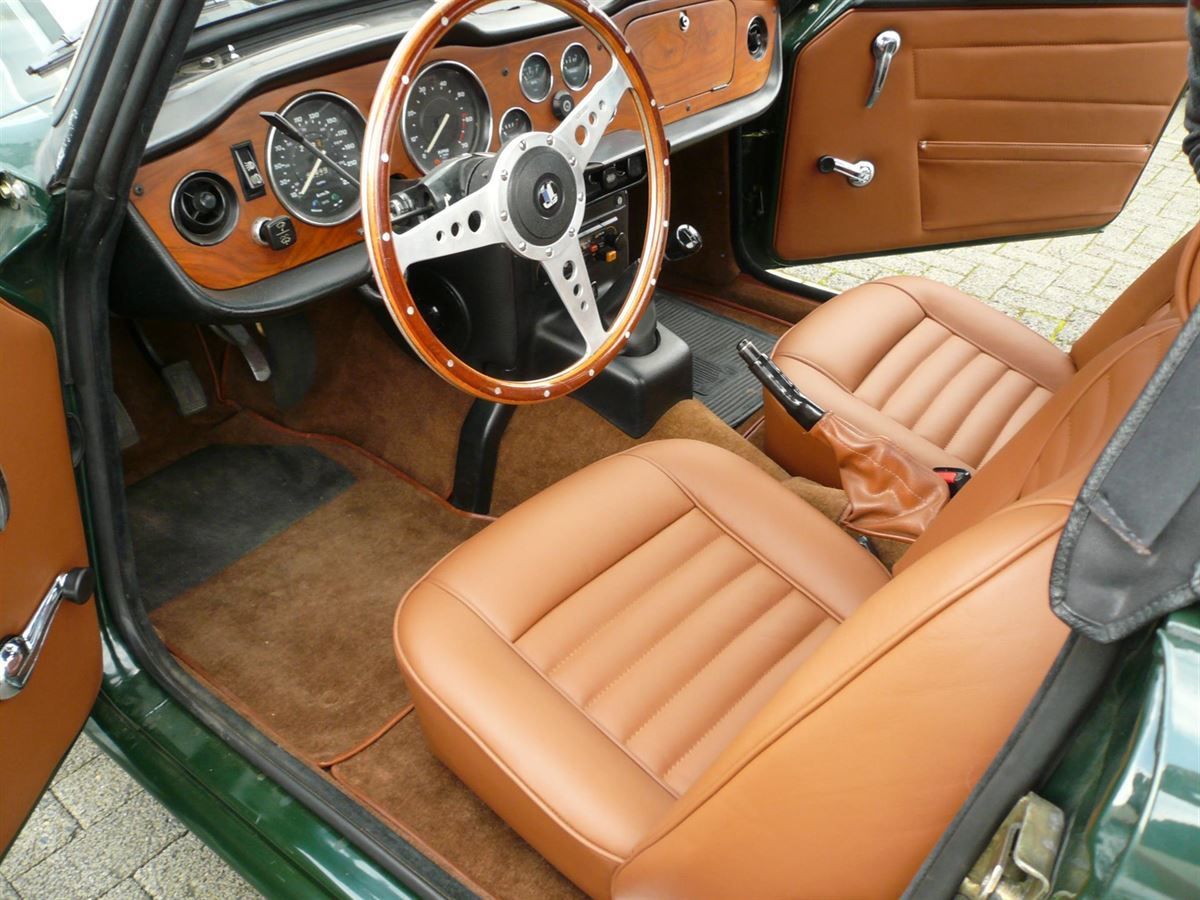 Triumpf  TR6, komplette Innenausstattung und Türverkleidungen in Leder neu angefertigt und montiert.