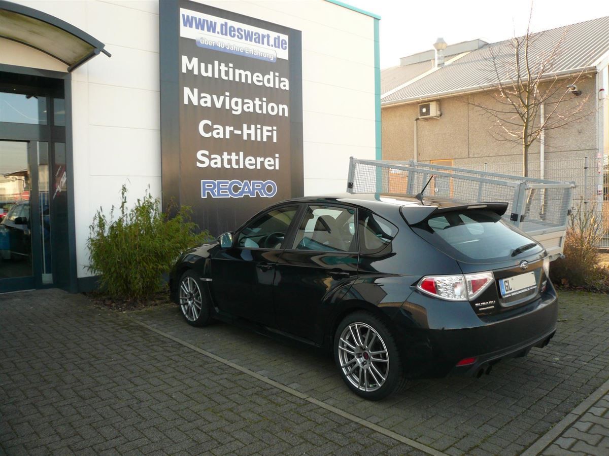 Pioneer AVIC-F960BT im Subaro WRX STi nachgerüstet. Werkseitige Lenkrad-Fernbedienung auf das Pioneer Navi adaptiert.