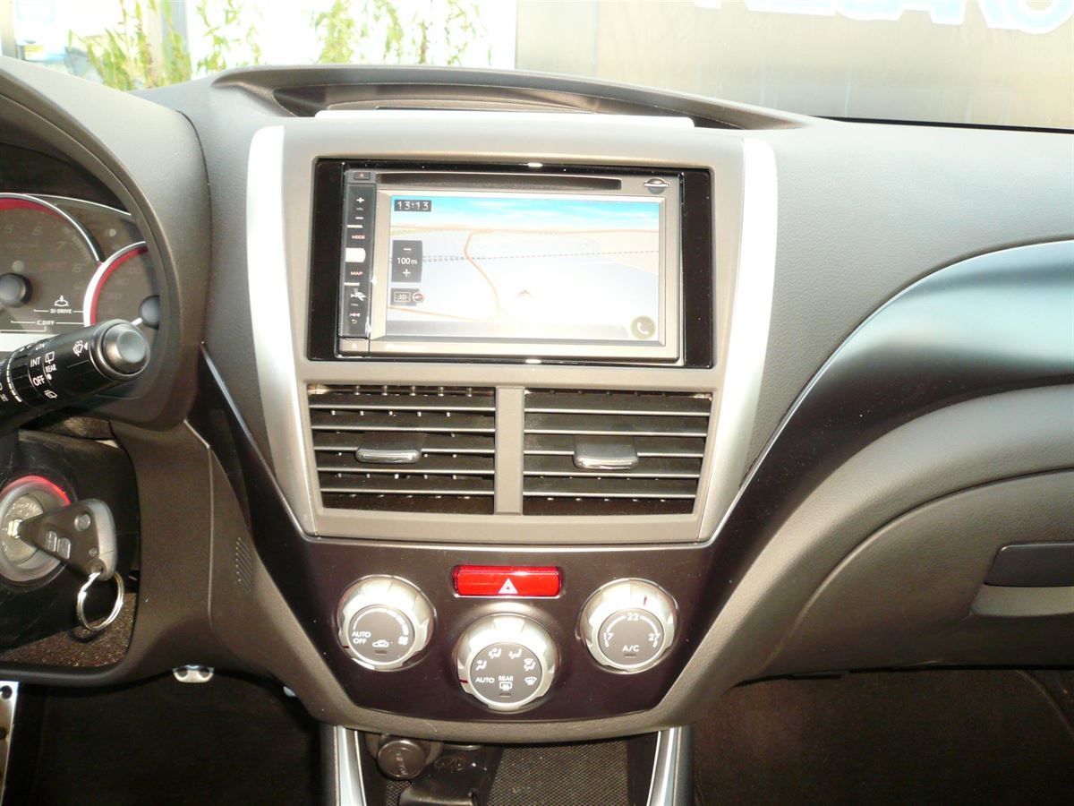 Pioneer AVIC-F960BT im Subaro WRX STi nachgerüstet. Werkseitige Lenkrad-Fernbedienung auf das Pioneer Navi adaptiert.