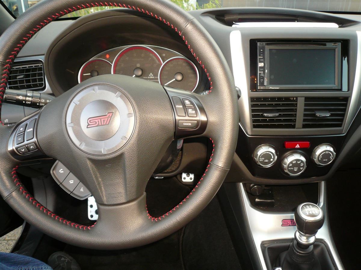 Pioneer AVIC-F960BT im Subaro WRX STi nachgerüstet. Werkseitige Lenkrad-Fernbedienung auf das Pioneer Navi adaptiert.