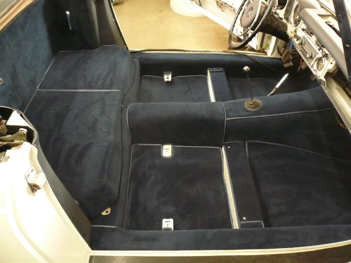 Mercedes Pagode komplette Innenausstattung in Leder und Teppichgarnitur neu angefertigt und montiert.