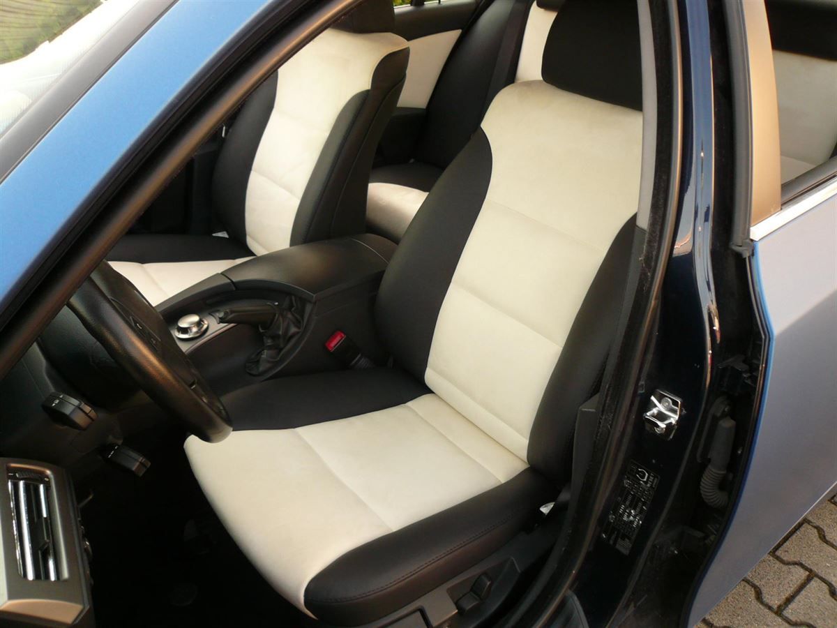 Ein schwarz-weißes Auto mit offener Tür