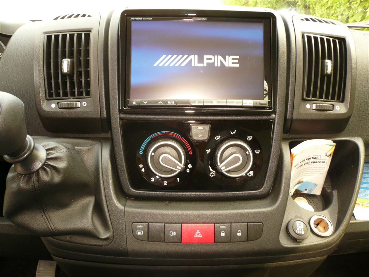 Alpine 8zoll Navigation und Rückfahrkamera nachgerüstet.