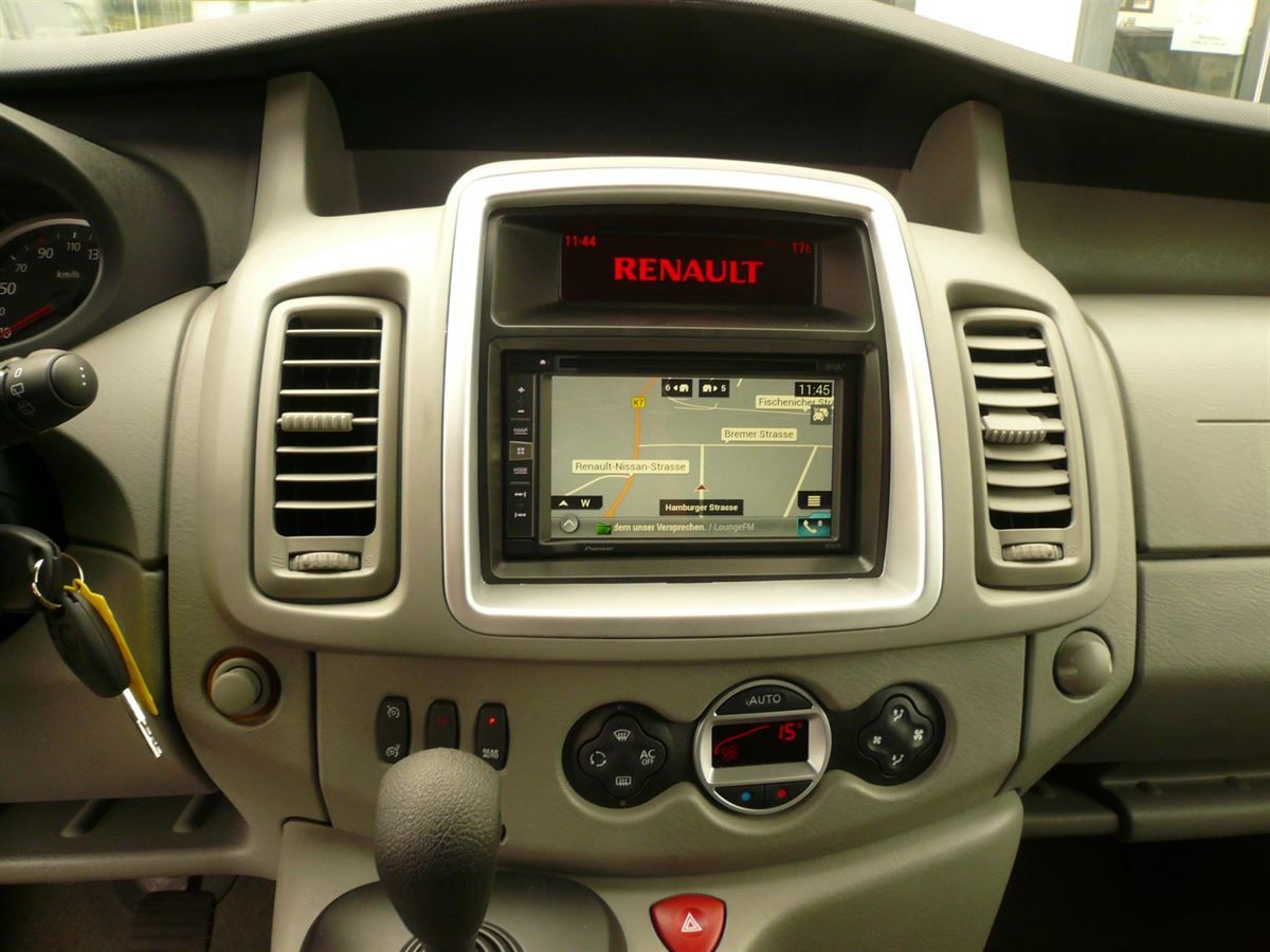 Pioneer AVIC-F980DAB inkl. Rückfahrkamera in der Dritten Bremsleuchte nachgerüstet.