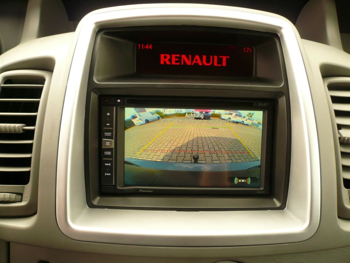 Pioneer AVIC-F980DAB inkl. Rückfahrkamera in der Dritten Bremsleuchte nachgerüstet.