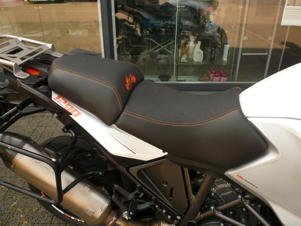 Sitzbank in Kunstleder Carbon / Antirutsch neu bezogen.