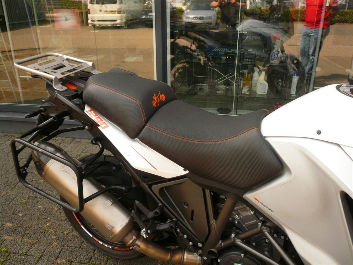 Sitzbank in Kunstleder Carbon / Antirutsch neu bezogen.