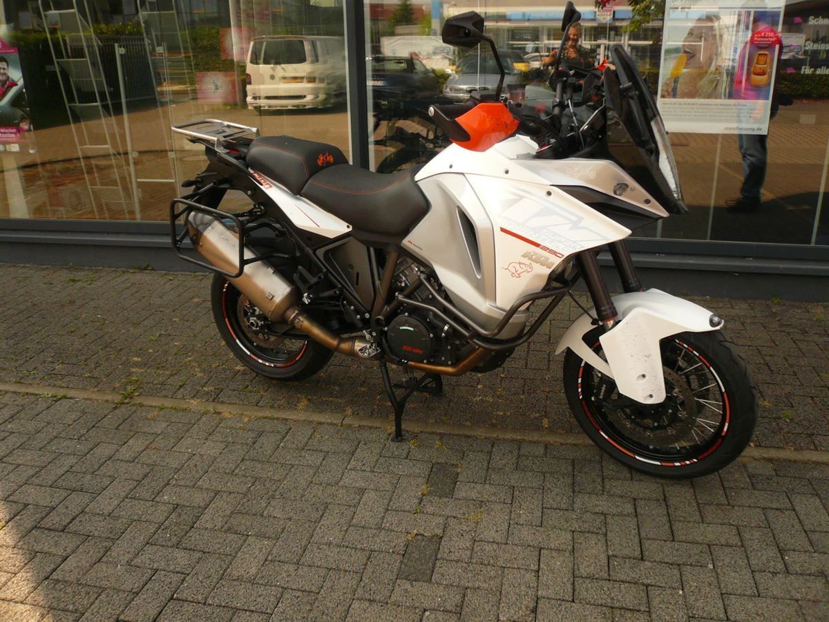 Sitzbank in Kunstleder Carbon / Antirutsch neu bezogen.