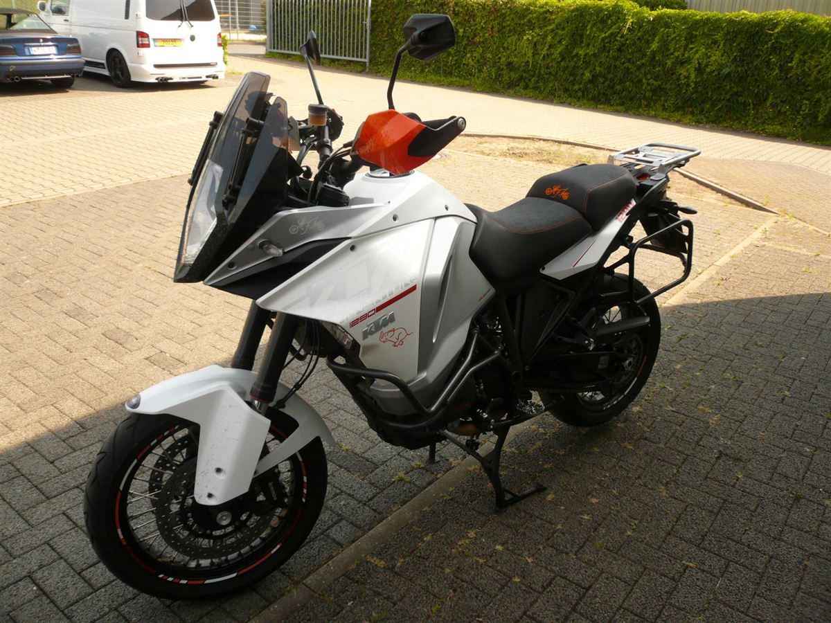 Sitzbank in Kunstleder Carbon / Antirutsch neu bezogen.