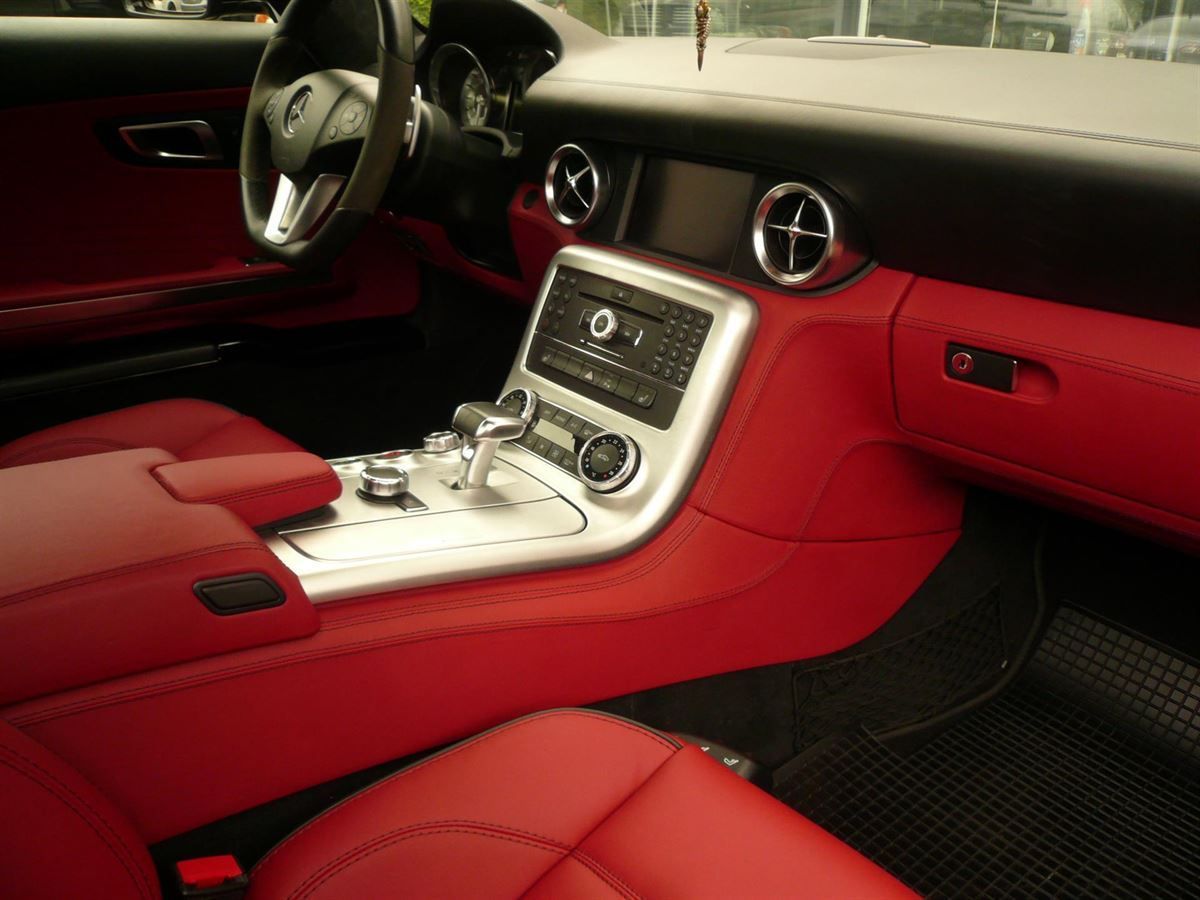 Mercedes SLS AMG, Komplette Innenausstattung  in Mercedes Leder rot neu angefertigt und montiert. Familienwappen vom Kunden eingestickt.