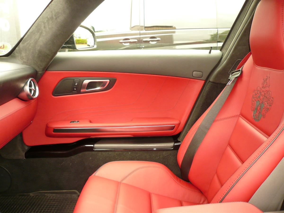 Mercedes SLS AMG, Komplette Innenausstattung  in Mercedes Leder rot neu angefertigt und montiert. Familienwappen vom Kunden eingestickt.