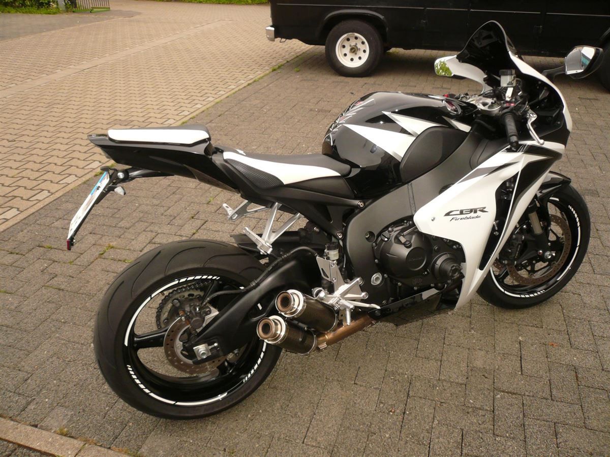 Sitzbank in Leder Carbon/weiß neu bezogen.