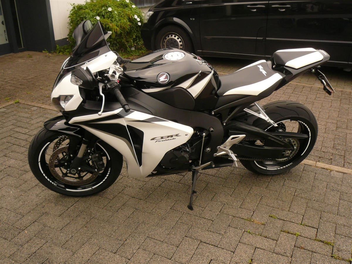 Sitzbank in Leder Carbon/weiß neu bezogen.