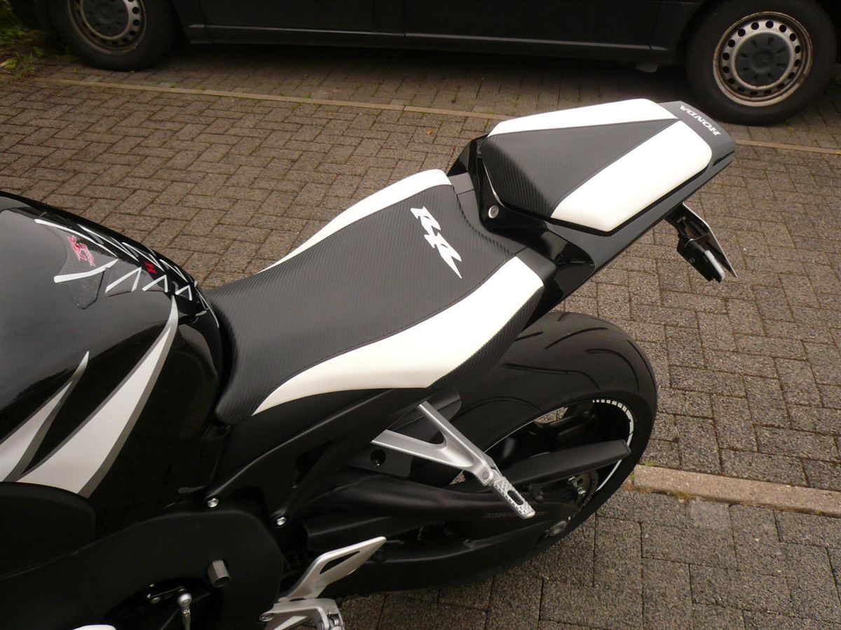 Sitzbank in Leder Carbon/weiß neu bezogen.