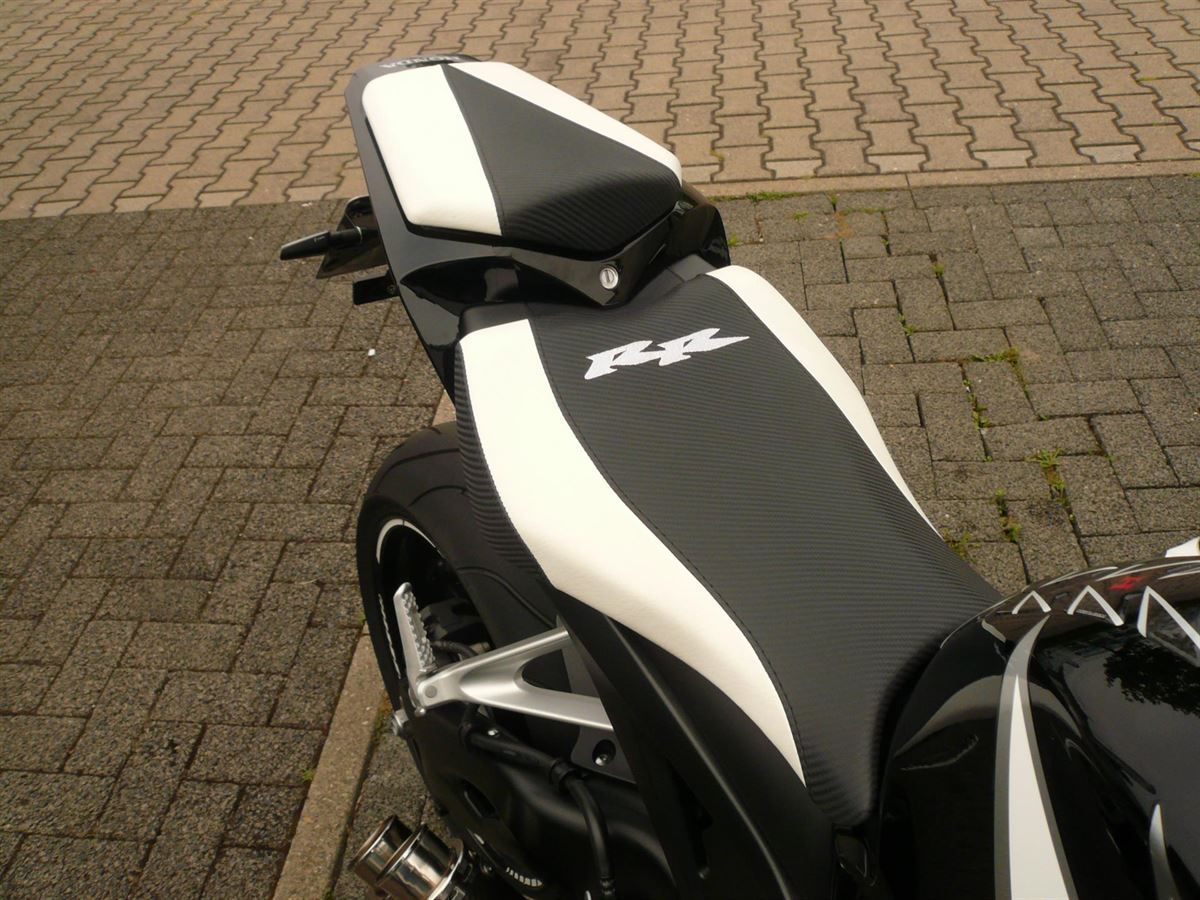 Sitzbank in Leder Carbon/weiß neu bezogen.