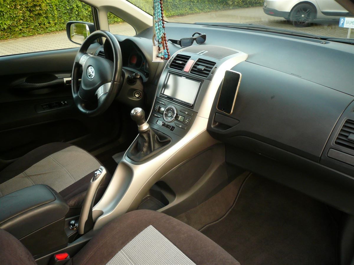 Alpine Doppel-DIN-Navigation nachgerüstet und Alpine TME-M780 Monitore als RearSeat Entertainment in die Auris Kopfstützen eingearbeitet.