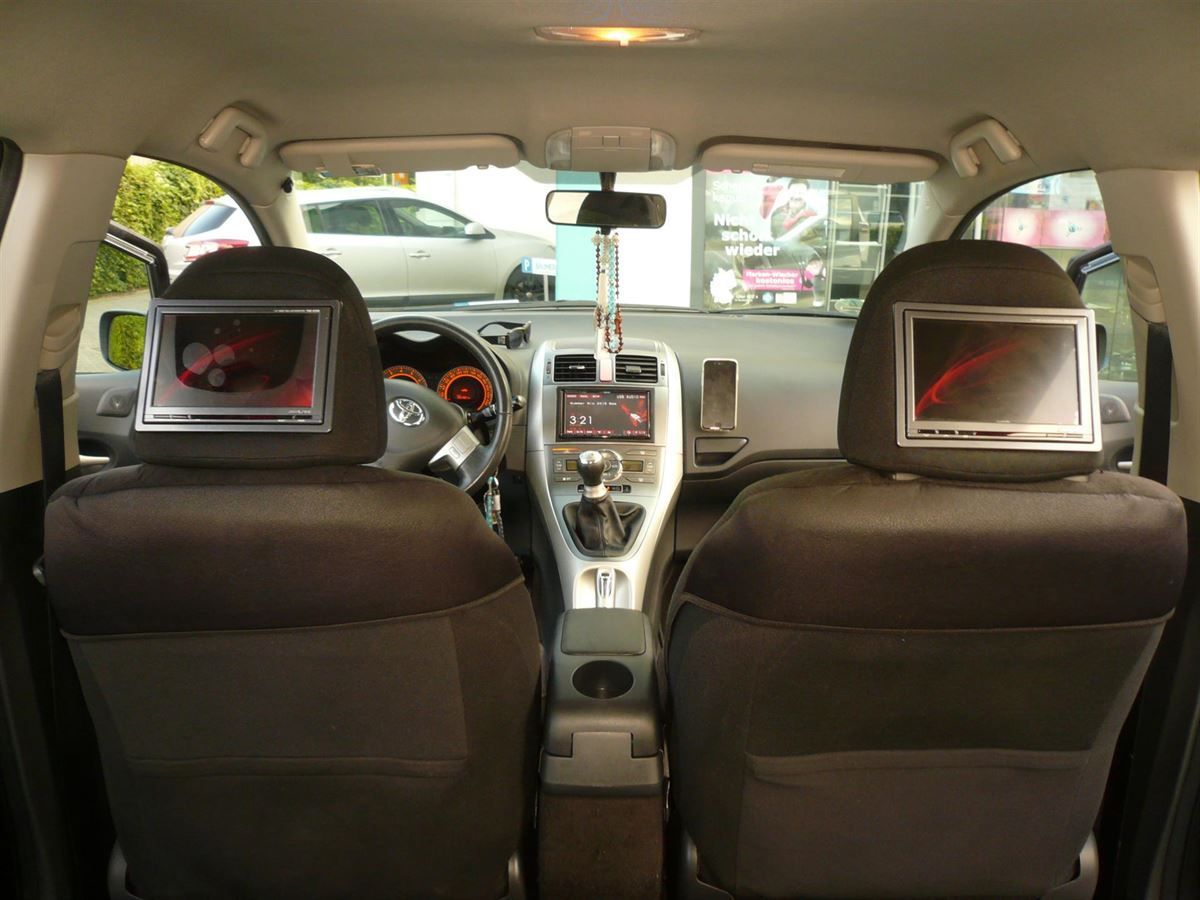 Alpine Doppel-DIN-Navigation nachgerüstet und Alpine TME-M780 Monitore als RearSeat Entertainment in die Auris Kopfstützen eingearbeitet.