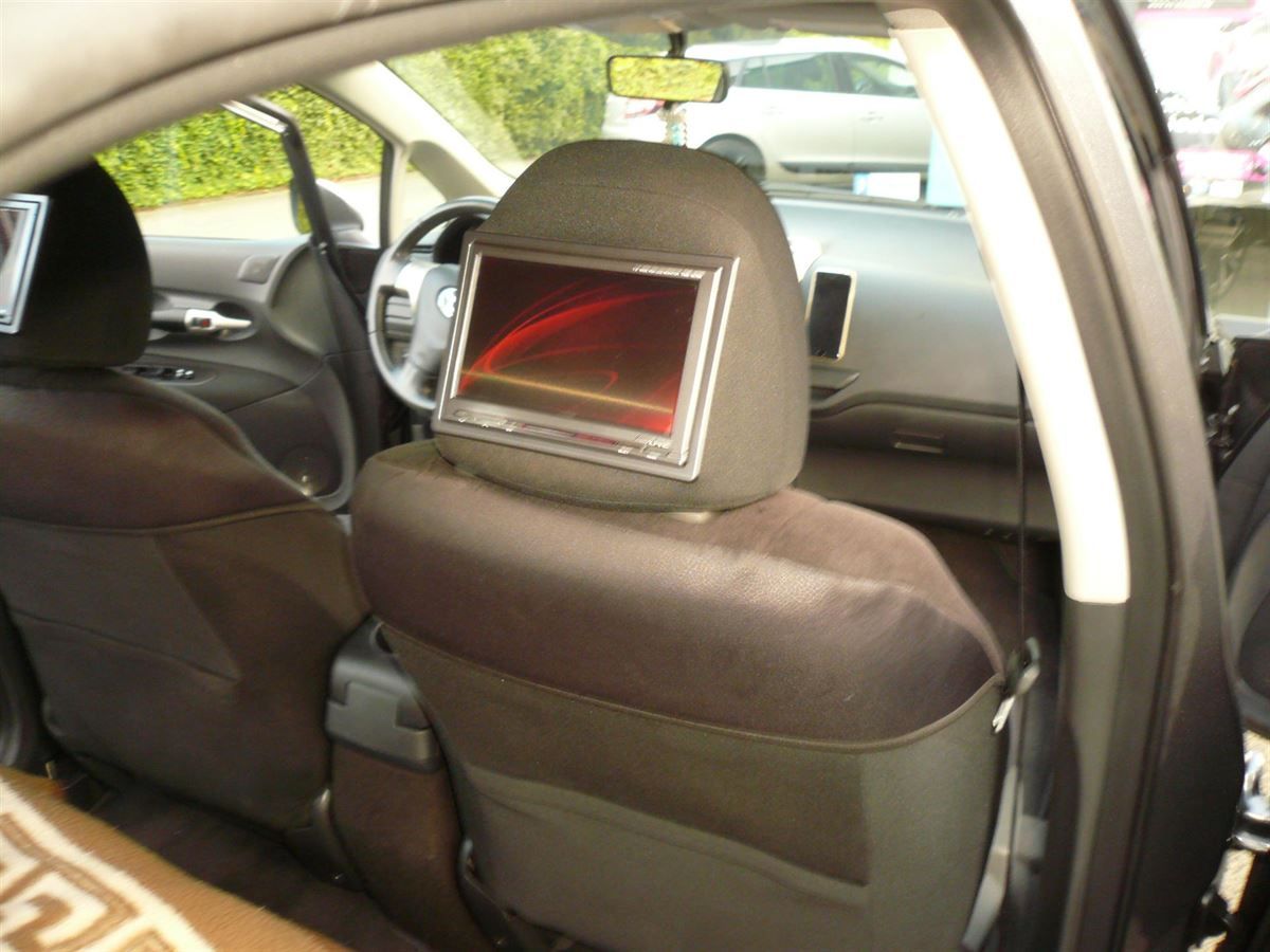 Alpine Doppel-DIN-Navigation nachgerüstet und Alpine TME-M780 Monitore als RearSeat Entertainment in die Auris Kopfstützen eingearbeitet.