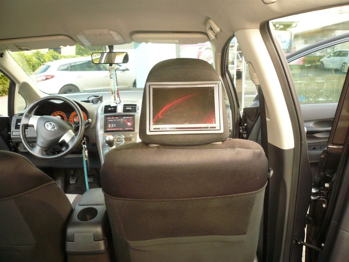 Alpine Doppel-DIN-Navigation nachgerüstet und Alpine TME-M780 Monitore als RearSeat Entertainment in die Auris Kopfstützen eingearbeitet.