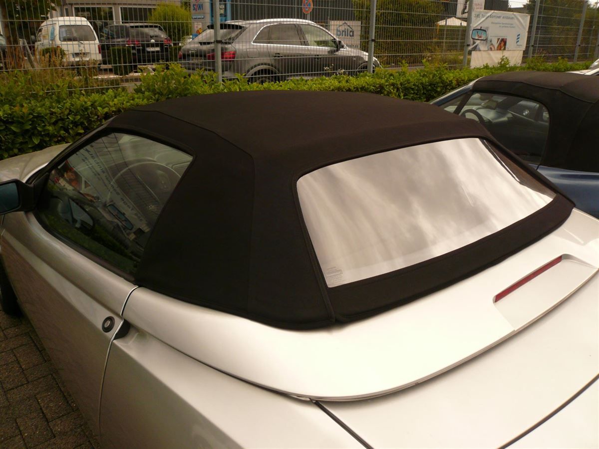 Alfa Spider, Verdeckbezug Sonnenland Stoff schwarz geliefert und montiert.