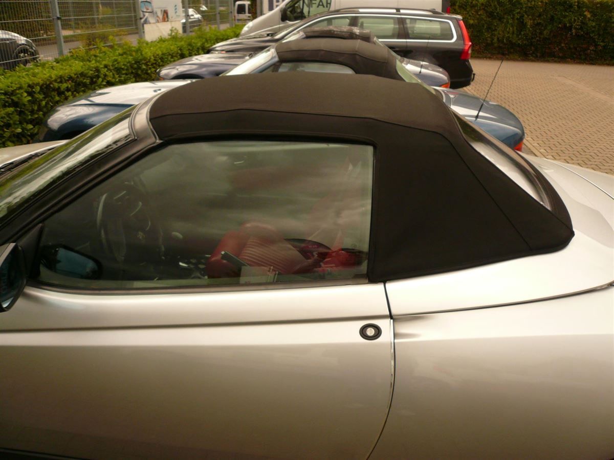 Alfa Spider, Verdeckbezug Sonnenland Stoff schwarz geliefert und montiert.