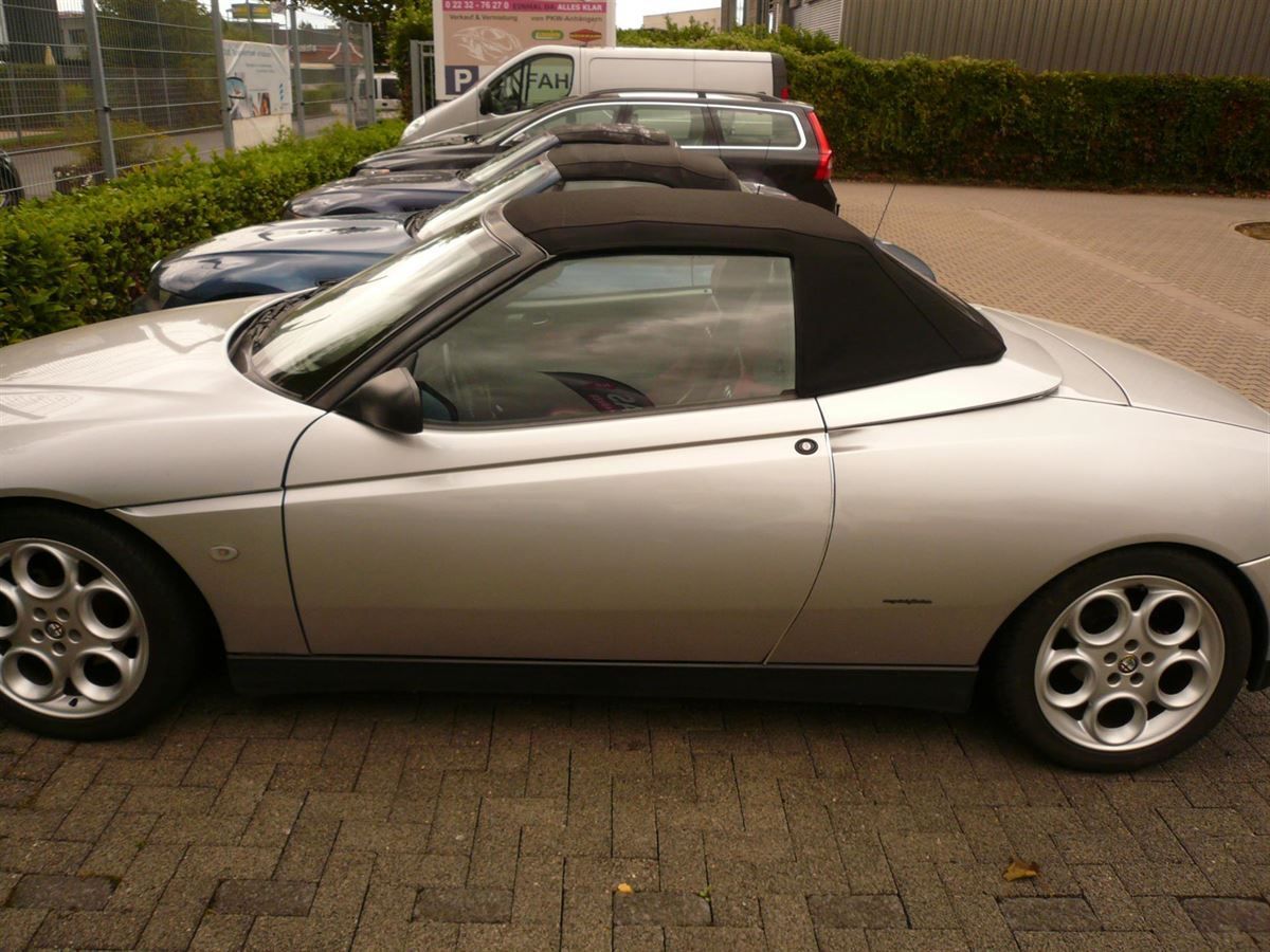 Alfa Spider, Verdeckbezug Sonnenland Stoff schwarz geliefert und montiert.
