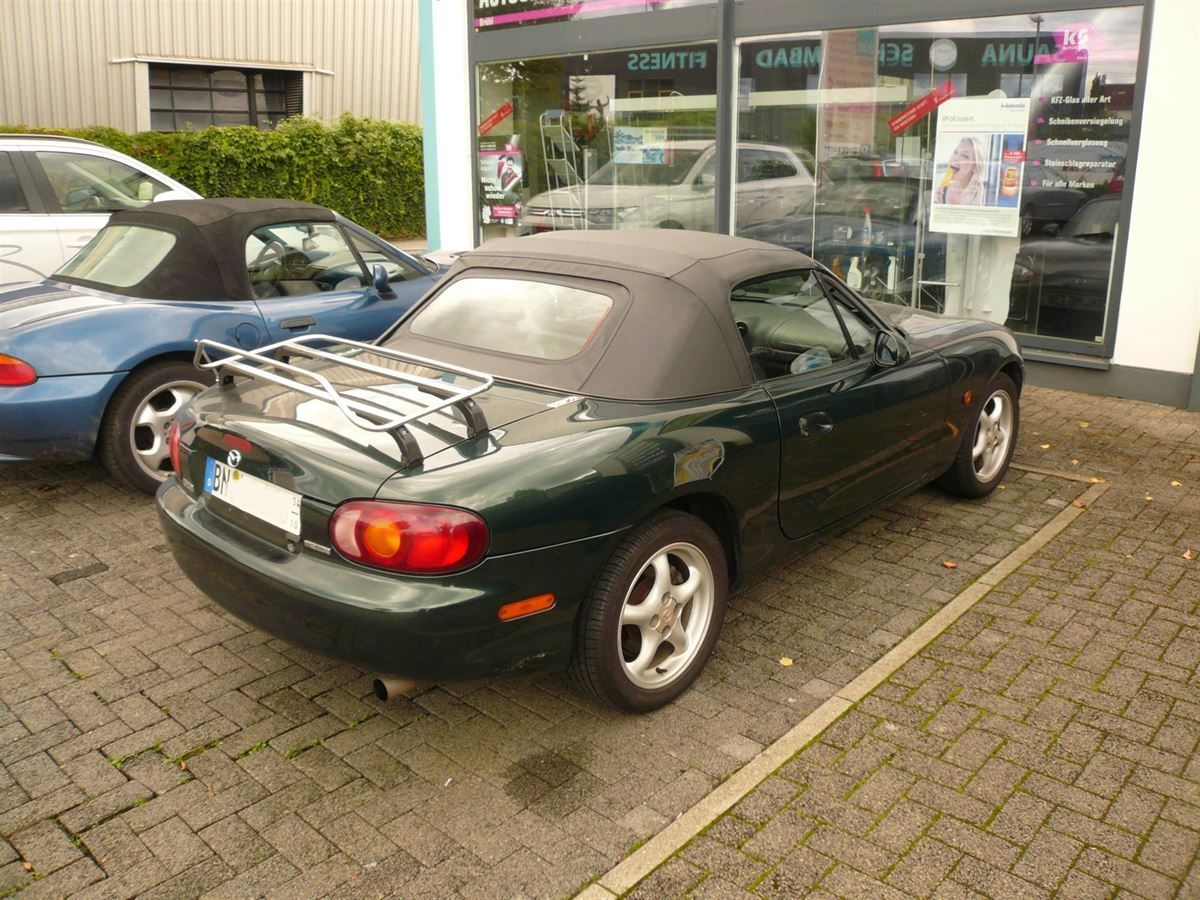 Mazda MX5, Verdeckbezug in Sonnenland Stoff schwarz mit Glas Heckscheibe geliefert und montiert.