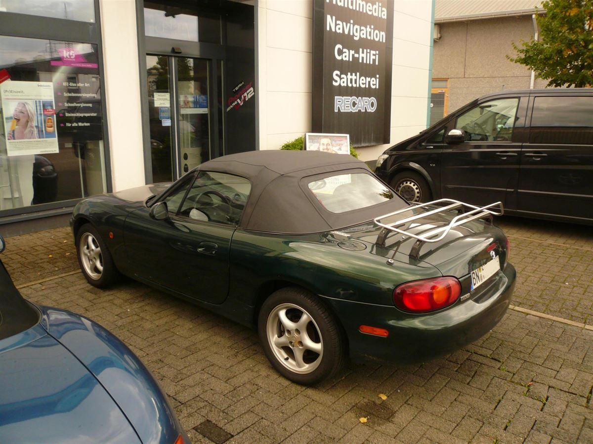 Mazda MX5, Verdeckbezug in Sonnenland Stoff schwarz mit Glas Heckscheibe geliefert und montiert.