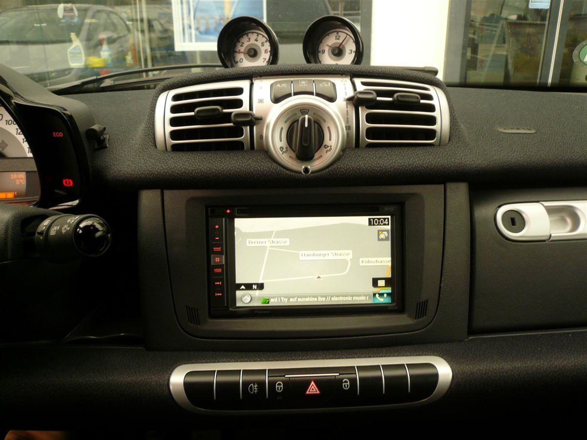 Pioneer AVIC-F980DAB inkl. Rückfahrkamera im einem Smart 451 nachgerüstet.