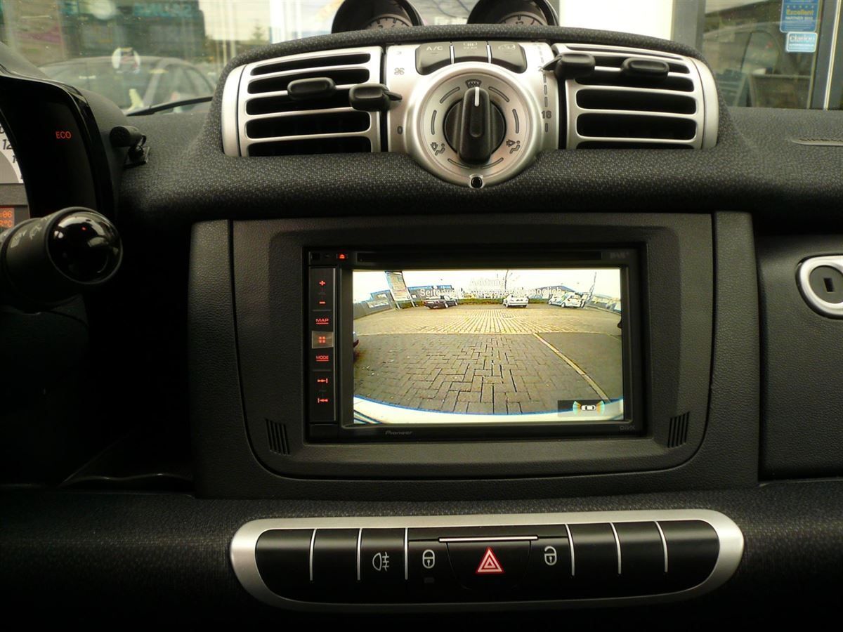 Pioneer AVIC-F980DAB inkl. Rückfahrkamera im einem Smart 451 nachgerüstet.