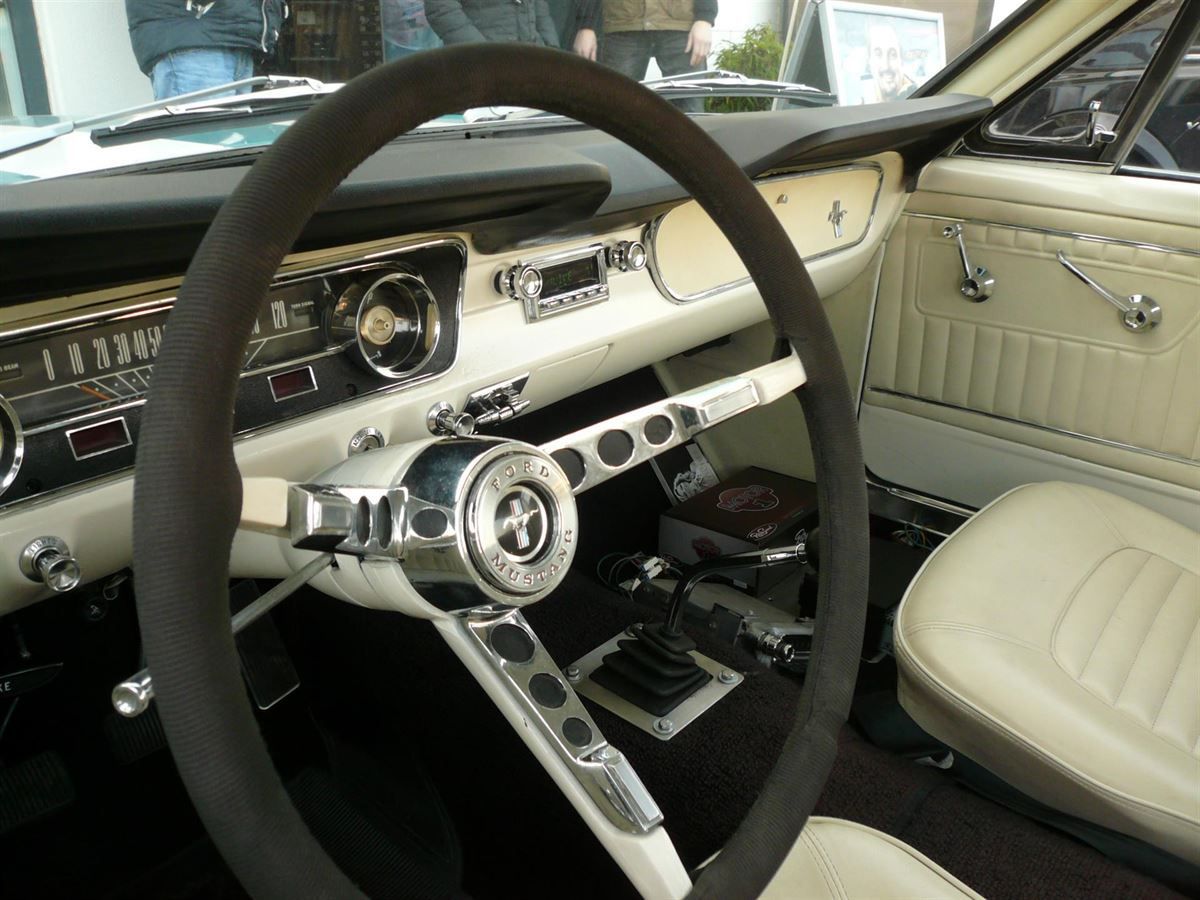 Ford Mustang Retro Sound Radio geliefert und montiert.