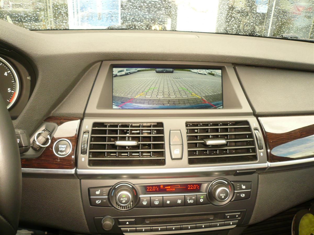 Rückfahrkamerara Modul inkl. Rückfahrkamera an das BMW X6 iDrive adaptiert und montiert.