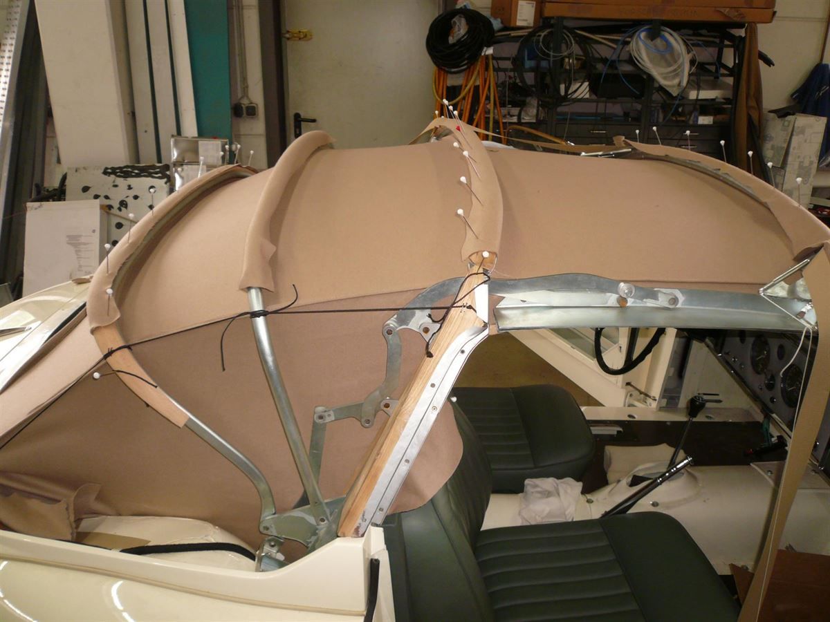 Verdeckbezug in Sonnenland Stoff grün und Innenhimmel neu angefertigt und montiert.