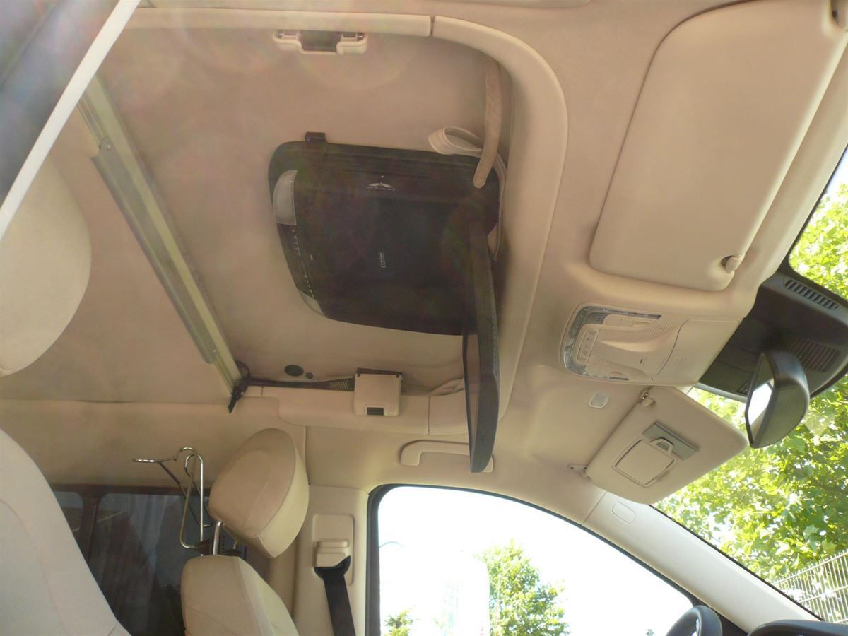 Kenwood Navigation und Rückfahrkamera nachgerüstet und an das werkseitige Command System angebunden.