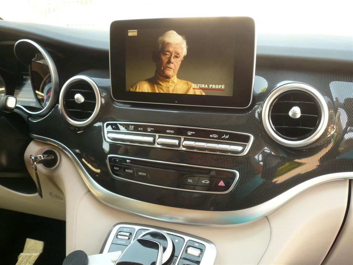 Kenwood Navigation und Rückfahrkamera nachgerüstet und an das werkseitige Command System angebunden.