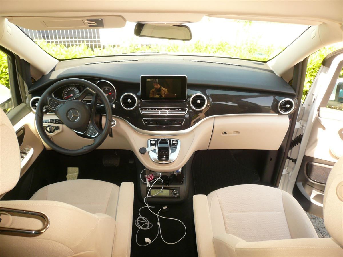 Kenwood Navigation und Rückfahrkamera nachgerüstet und an das werkseitige Command System angebunden.