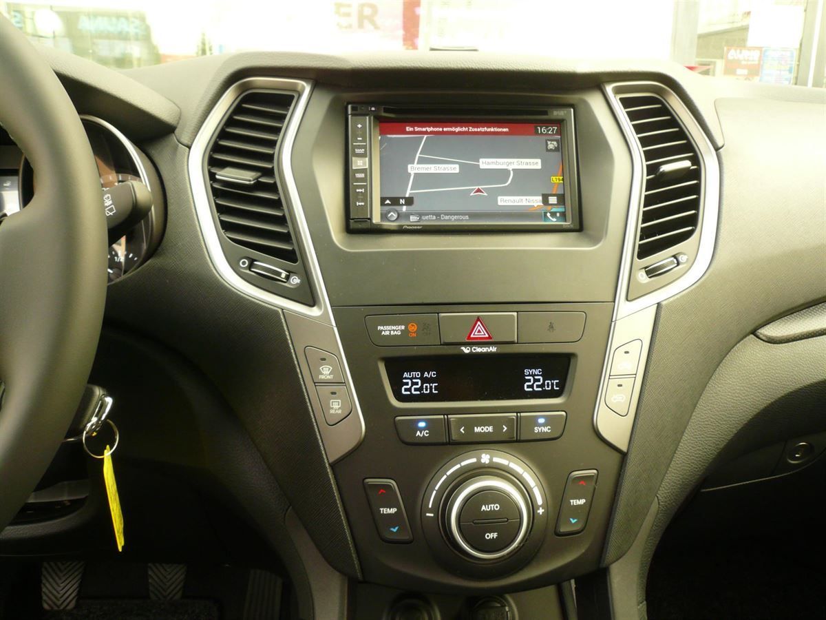 Pioneer AVIC-F980DAB und Pioneer Rückfahrkamera ND-BC8 im Hyundai SantaFee (Neuwagen) nachgerüstet.
