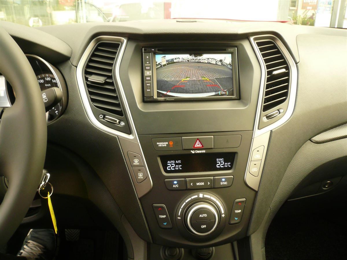 Pioneer AVIC-F980DAB und Pioneer Rückfahrkamera ND-BC8 im Hyundai SantaFee (Neuwagen) nachgerüstet.