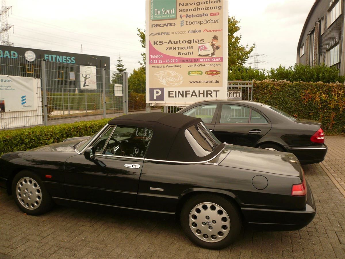 Alfa Spider, Verdeckbezug Sonnenland Stoff schwarz geliefert und montiert.