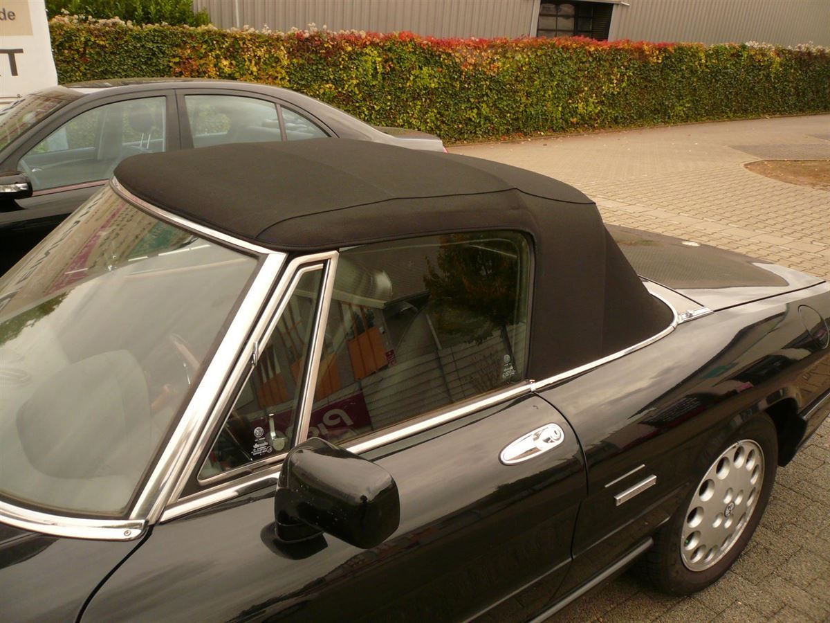Alfa Spider, Verdeckbezug Sonnenland Stoff schwarz geliefert und montiert.